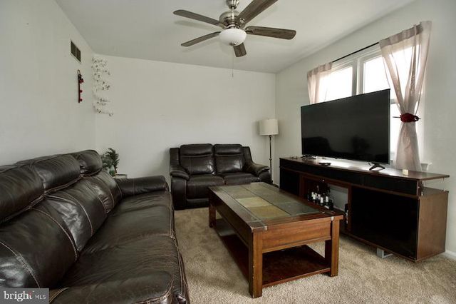 8 SUE LN, Newark, DE 19711