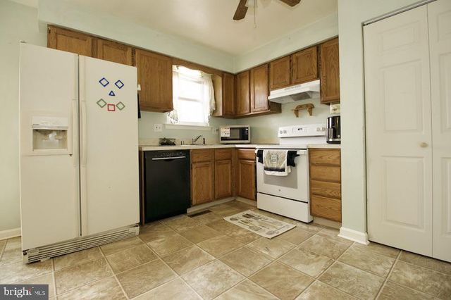 8 SUE LN, Newark, DE 19711