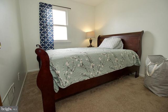 8 SUE LN, Newark, DE 19711