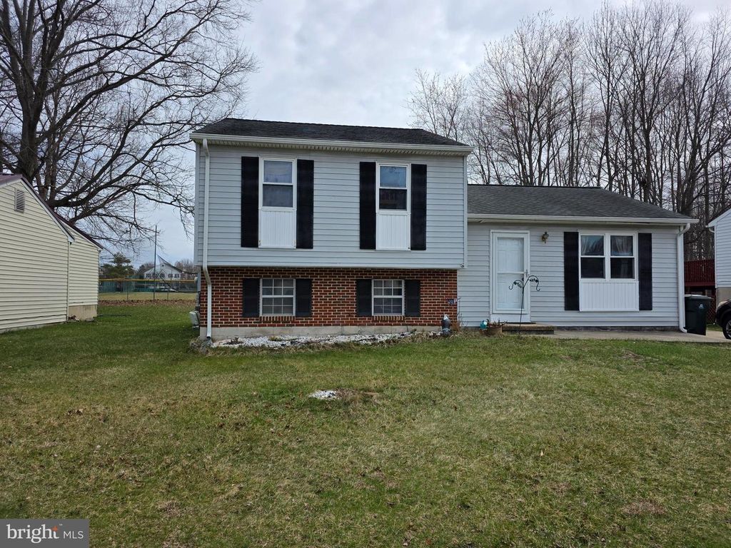 8 SUE LN, Newark, DE 19711