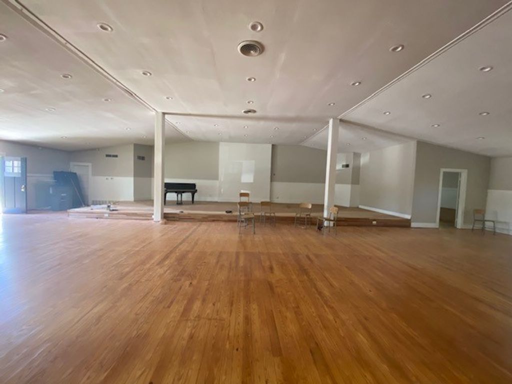 104 S ROBINSON, Cleburne, TX 76031