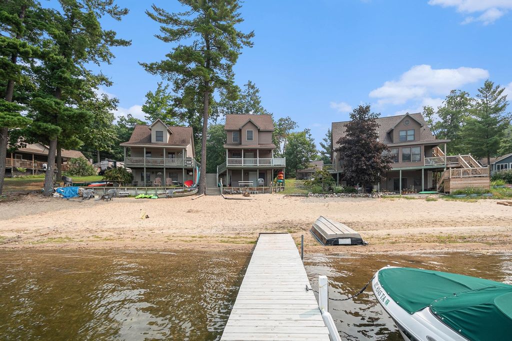 1418 Hillcrest Avenue, Harrison, MI 48625