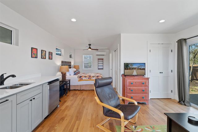 703 E 15th ST, Georgetown, TX 78626