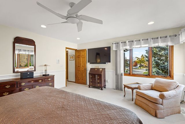 2409 E Greshan Court, Arlington Heights, IL 60004