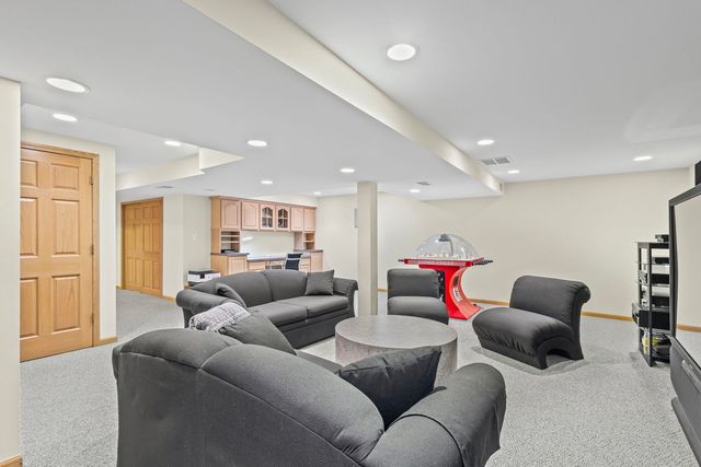 2409 E Greshan Court, Arlington Heights, IL 60004