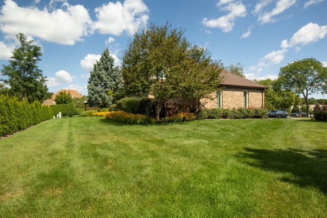 2409 E Greshan Court, Arlington Heights, IL 60004