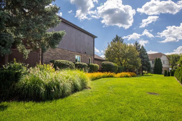 2409 E Greshan Court, Arlington Heights, IL 60004