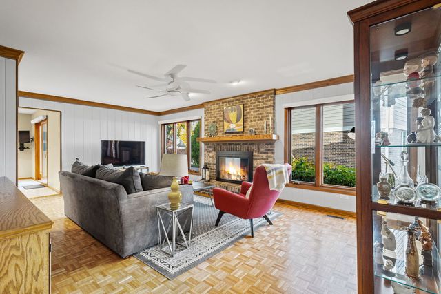 2409 E Greshan Court, Arlington Heights, IL 60004