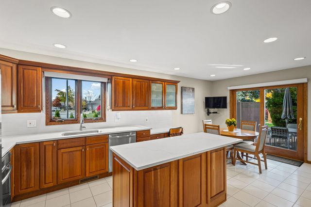 2409 E Greshan Court, Arlington Heights, IL 60004