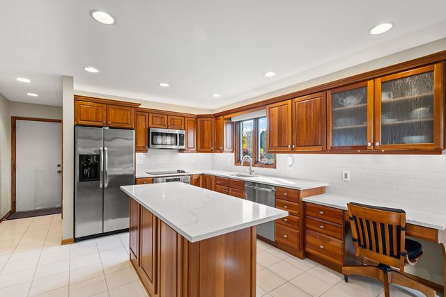 2409 E Greshan Court, Arlington Heights, IL 60004