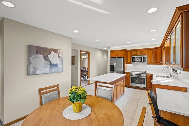 2409 E Greshan Court, Arlington Heights, IL 60004