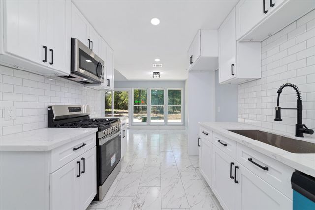811 Timber Cove Drive, Seabrook, TX 77586