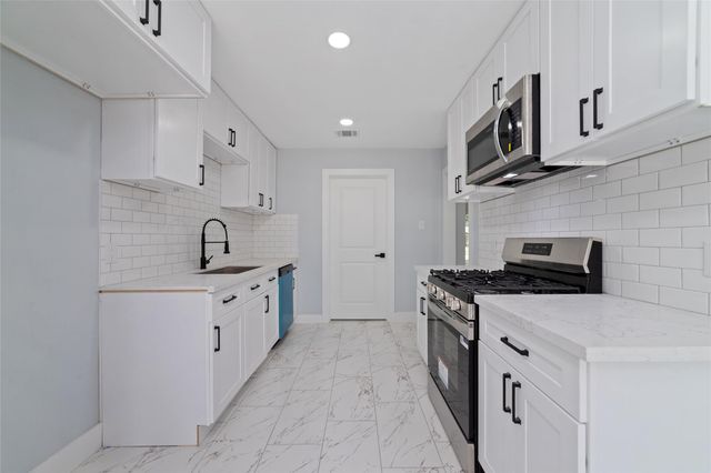 811 Timber Cove Drive, Seabrook, TX 77586