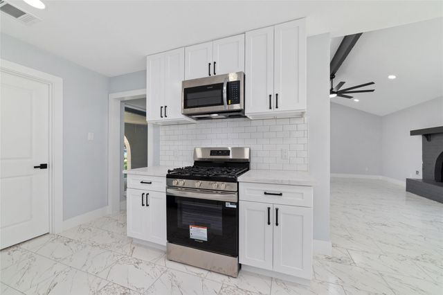 811 Timber Cove Drive, Seabrook, TX 77586