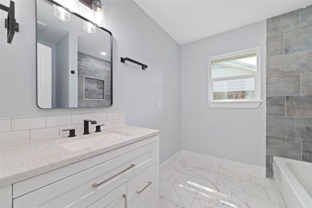 811 Timber Cove Drive, Seabrook, TX 77586