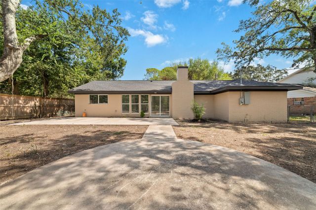 811 Timber Cove Drive, Seabrook, TX 77586