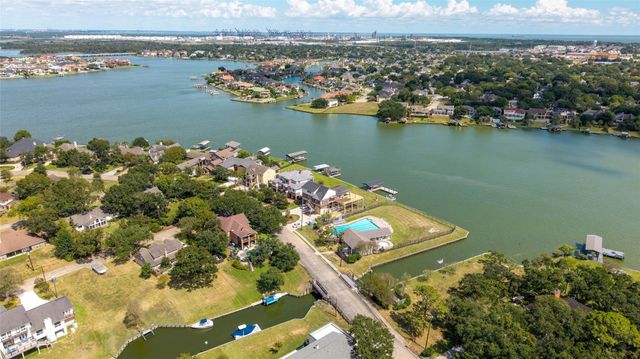 811 Timber Cove Drive, Seabrook, TX 77586
