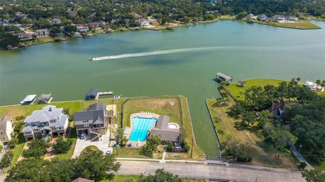 811 Timber Cove Drive, Seabrook, TX 77586