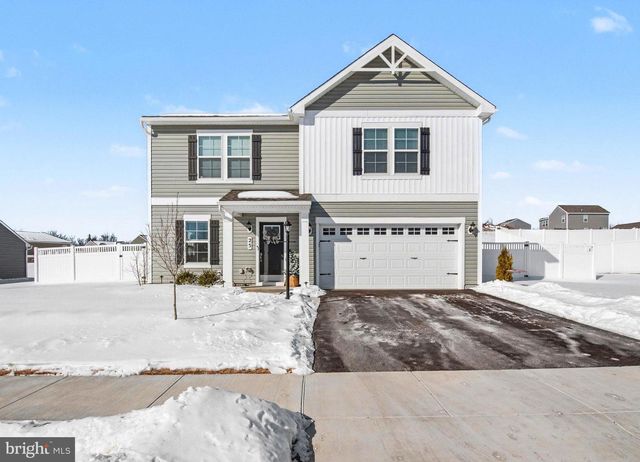 25 NATURES WAY CIR, New Oxford, PA 17350