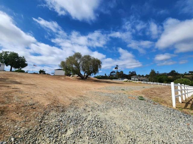 1060 Crest View Dr, Vista, CA 92081