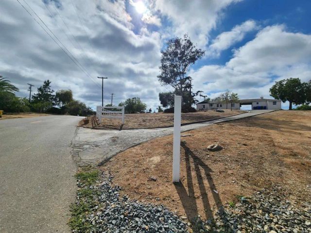 1060 Crest View Dr, Vista, CA 92081