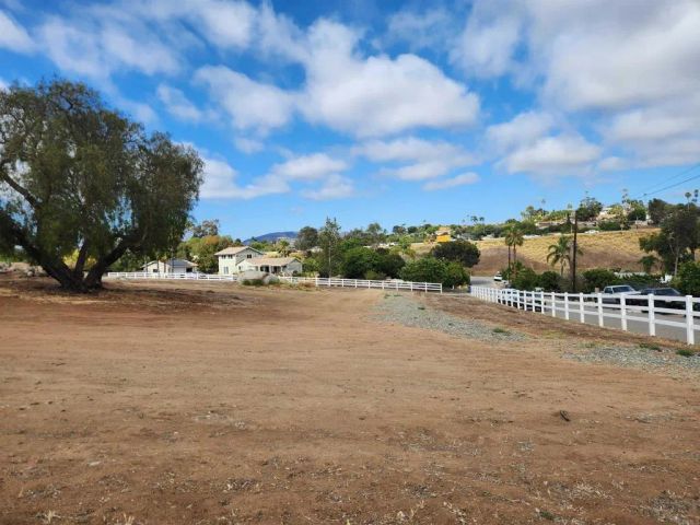 1060 Crest View Dr, Vista, CA 92081