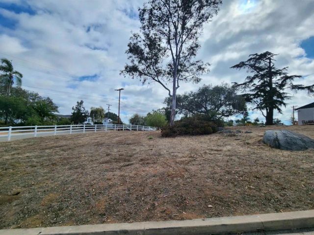 1060 Crest View Dr, Vista, CA 92081