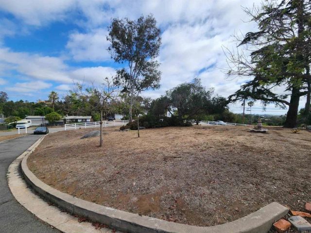 1060 Crest View Dr, Vista, CA 92081