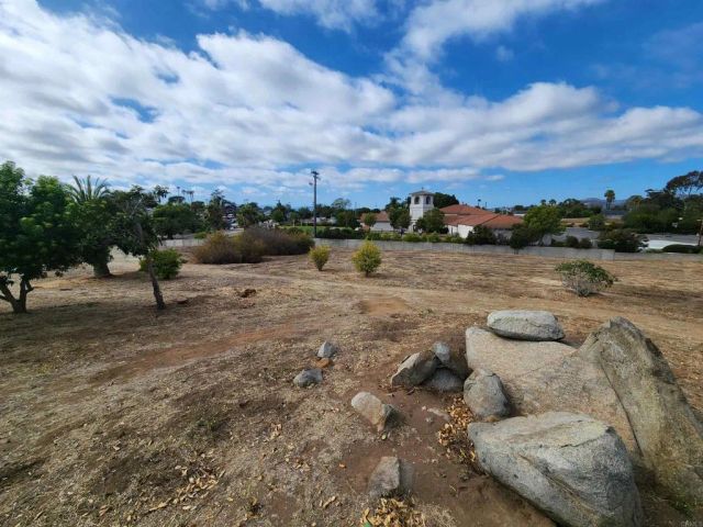 1060 Crest View Dr, Vista, CA 92081