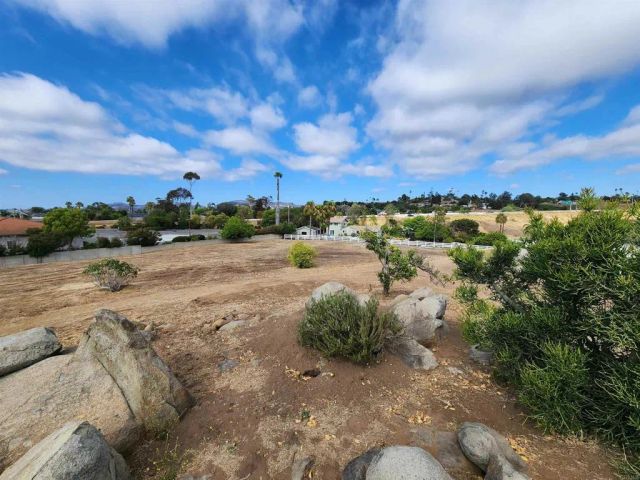 1060 Crest View Dr, Vista, CA 92081