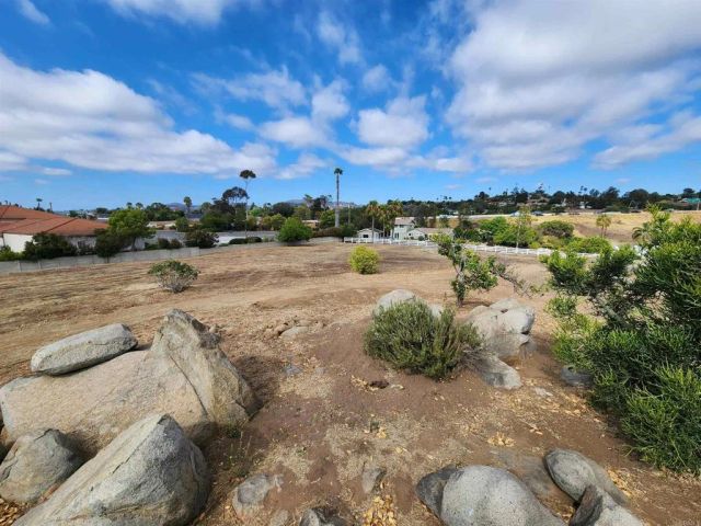 1060 Crest View Dr, Vista, CA 92081