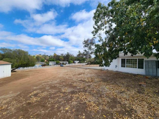 1060 Crest View Dr, Vista, CA 92081