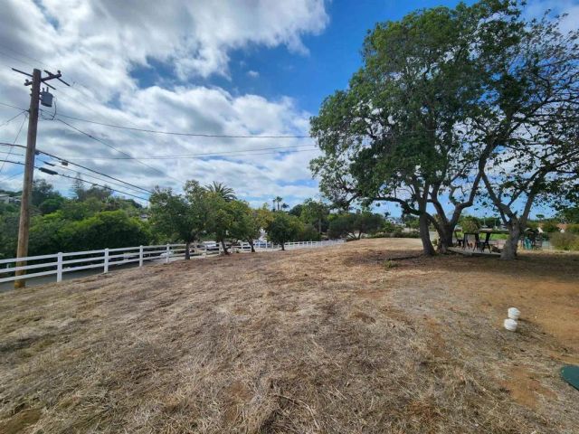 1060 Crest View Dr, Vista, CA 92081