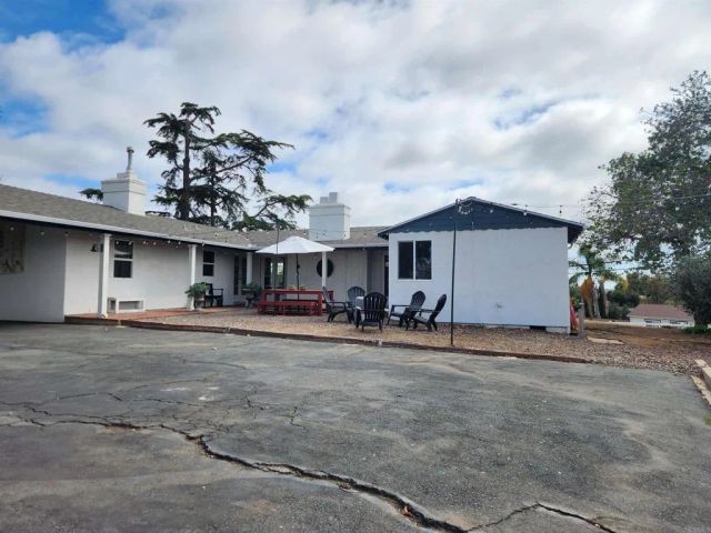 1060 Crest View Dr, Vista, CA 92081