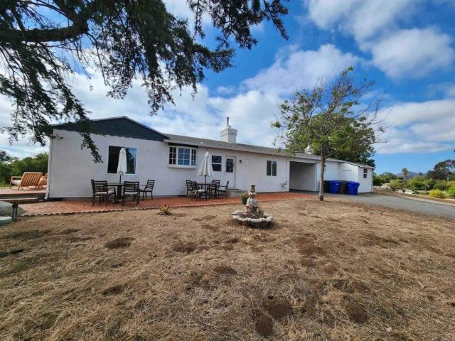 1060 Crest View Dr, Vista, CA 92081