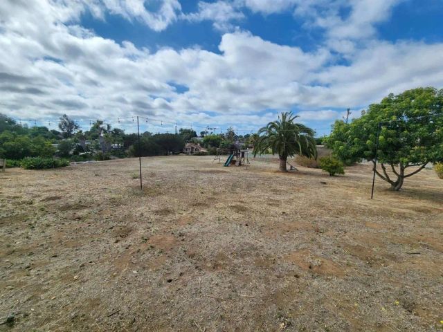 1060 Crest View Dr, Vista, CA 92081