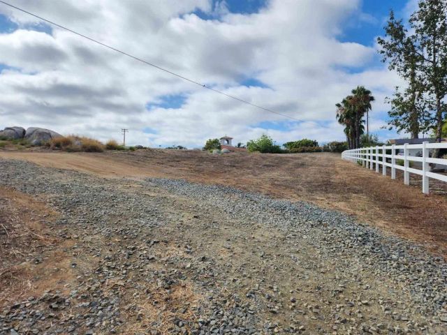 1060 Crest View Dr, Vista, CA 92081