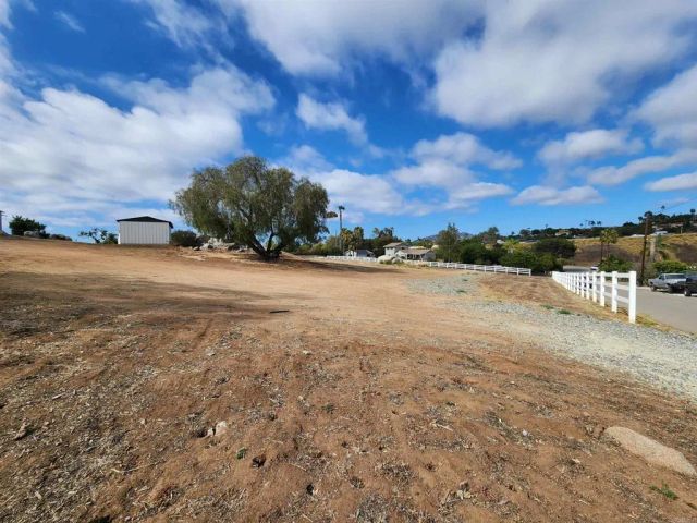 1060 Crest View Dr, Vista, CA 92081