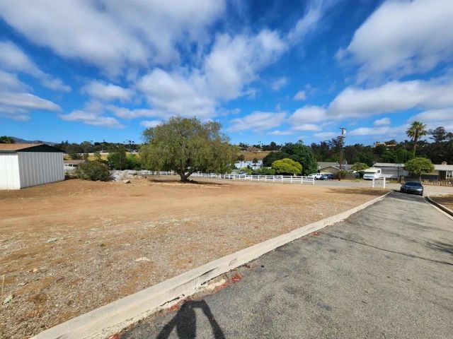 1060 Crest View Dr, Vista, CA 92081
