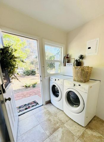 1060 Crest View Dr, Vista, CA 92081