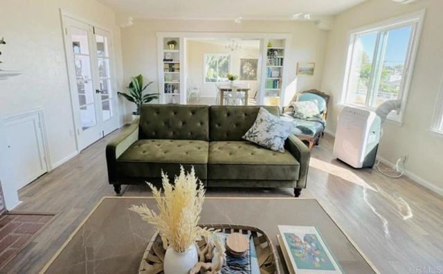 1060 Crest View Dr, Vista, CA 92081
