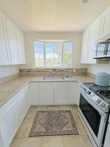 1060 Crest View Dr, Vista, CA 92081