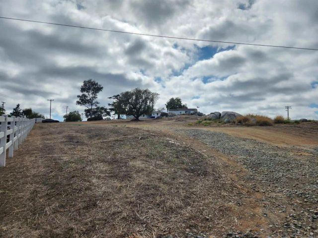 1060 Crest View Dr, Vista, CA 92081