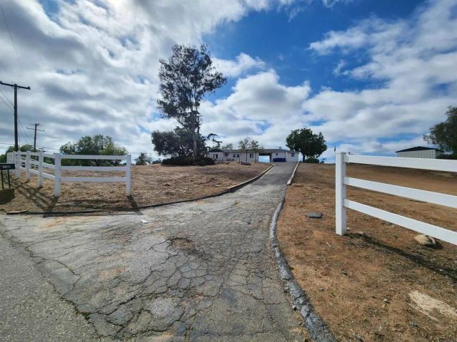 1060 Crest View Dr, Vista, CA 92081