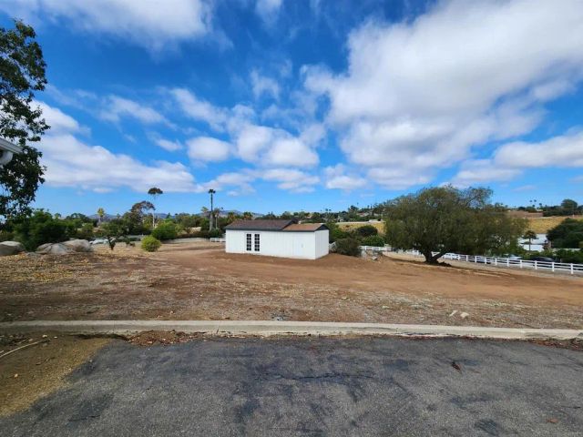 1060 Crest View Dr, Vista, CA 92081
