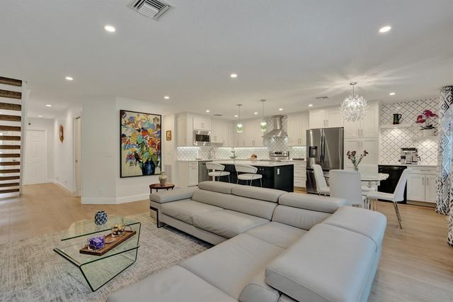 4921 Riverside Drive 606, Coral Springs, FL 33067