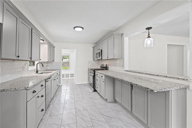 8105 E 80th Terrace, Kansas City, MO 64138