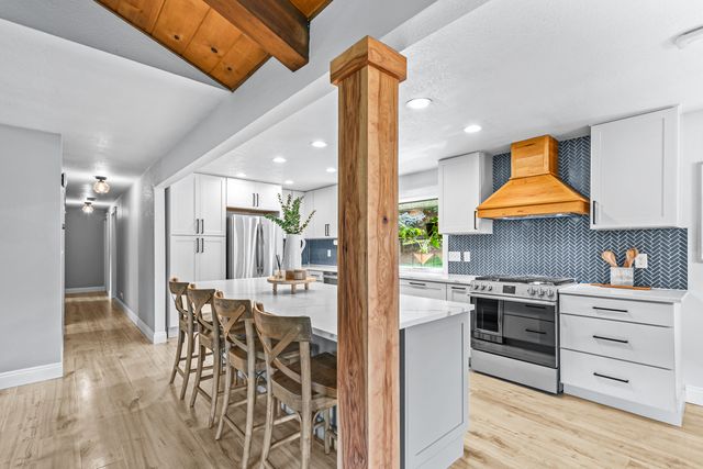 4131 W Griffin Creek Road, Medford, OR 97501