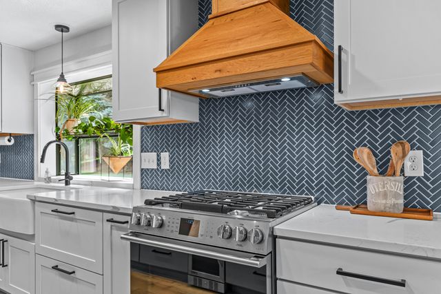 4131 W Griffin Creek Road, Medford, OR 97501