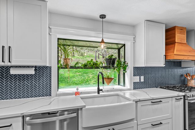 4131 W Griffin Creek Road, Medford, OR 97501